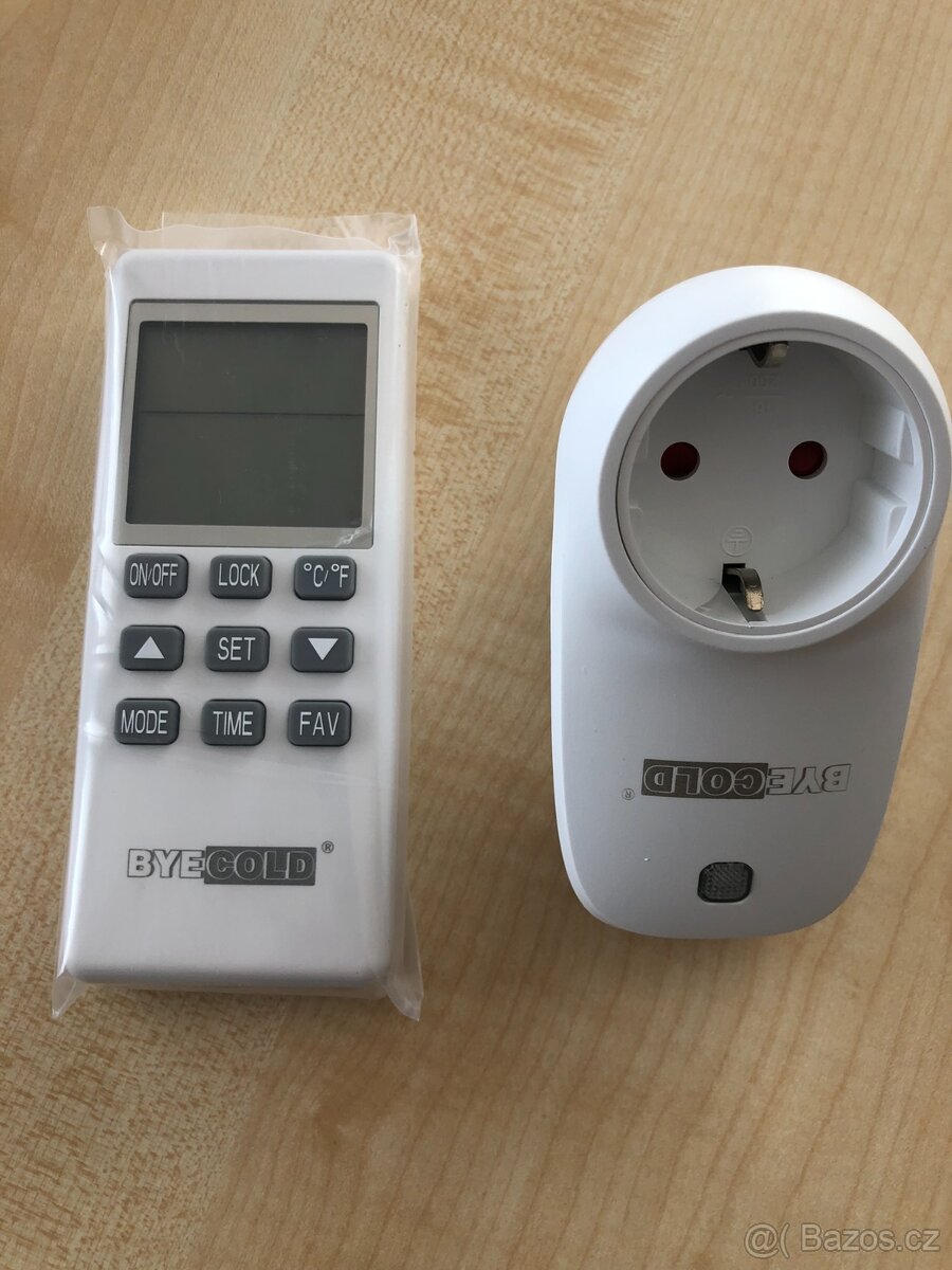 Zásuvkový termostat s dálkovým ovladačem
