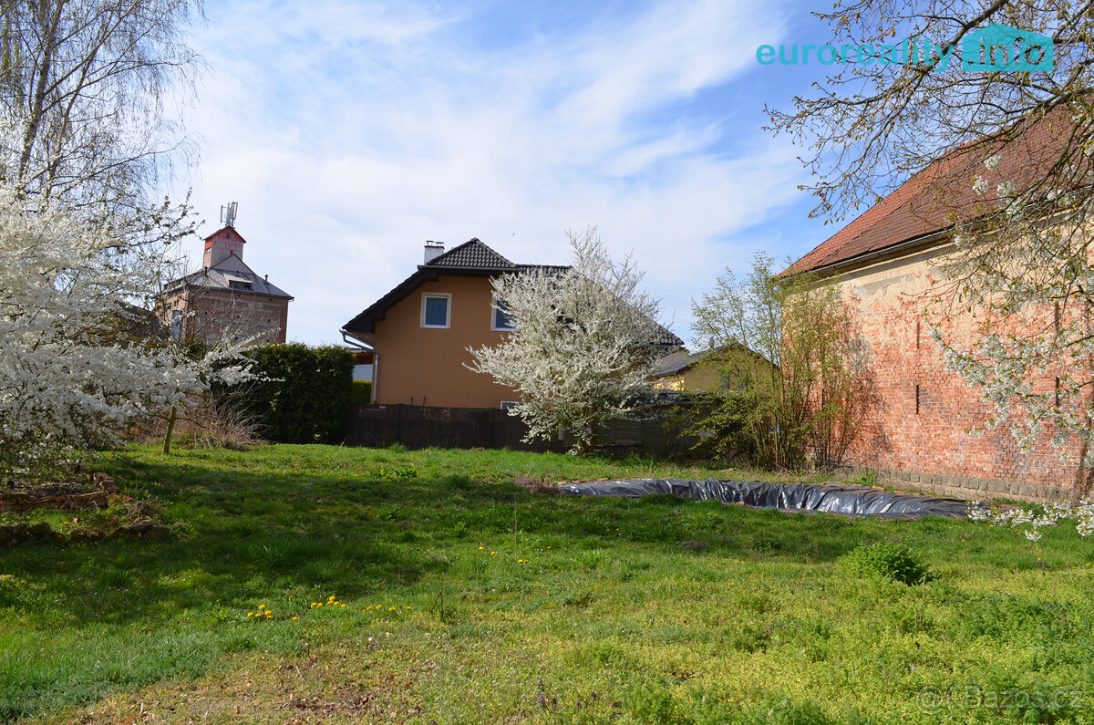 Prodej pozemku 1571 m² s původní zemědělskou usedlostí v cen