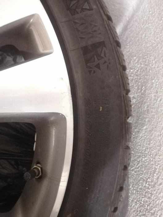Zimní pneu 235/40R18 s ALU