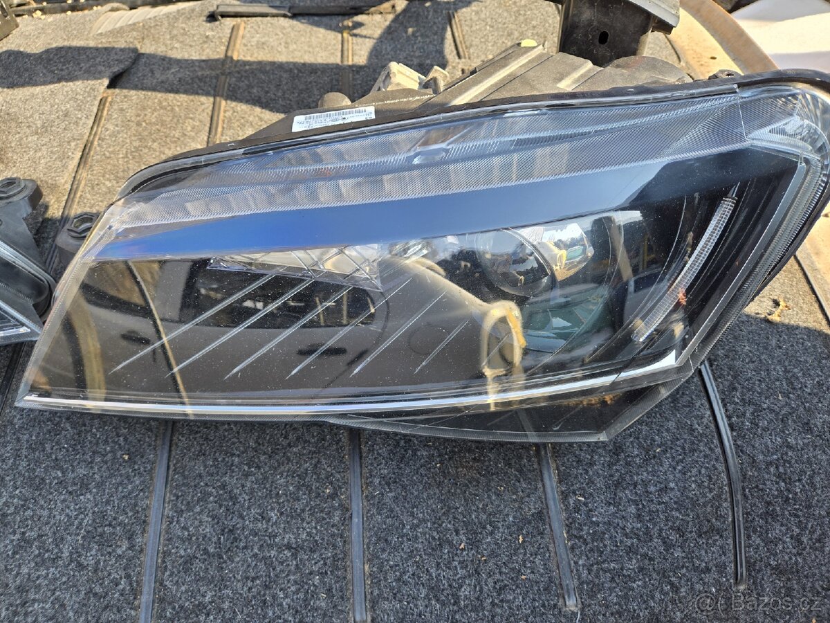 ŠKODA SUPERB 3 PREDNI SVETLA XENONY
