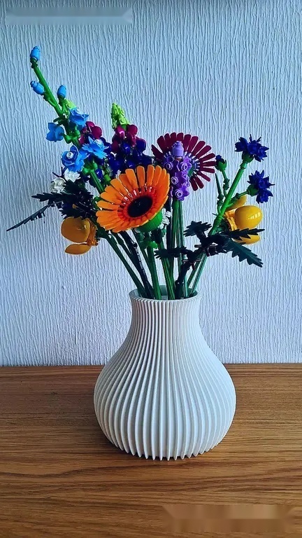 Elegantní dekorativní váza s jemným žebrováním