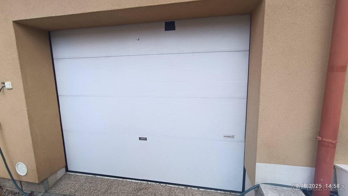 GARÁŽOVÁ VRATA SEKČNÍ S ELEKTROPOHONEM