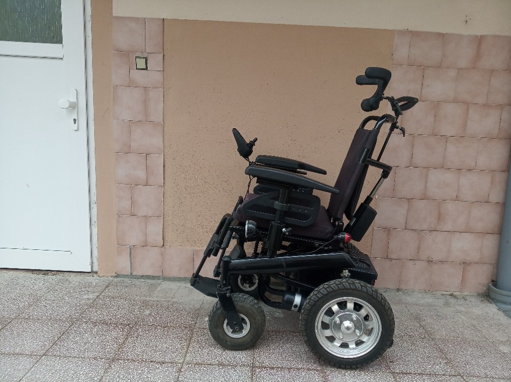 Prodám elektrický invalidní vozík - křeslo se světly