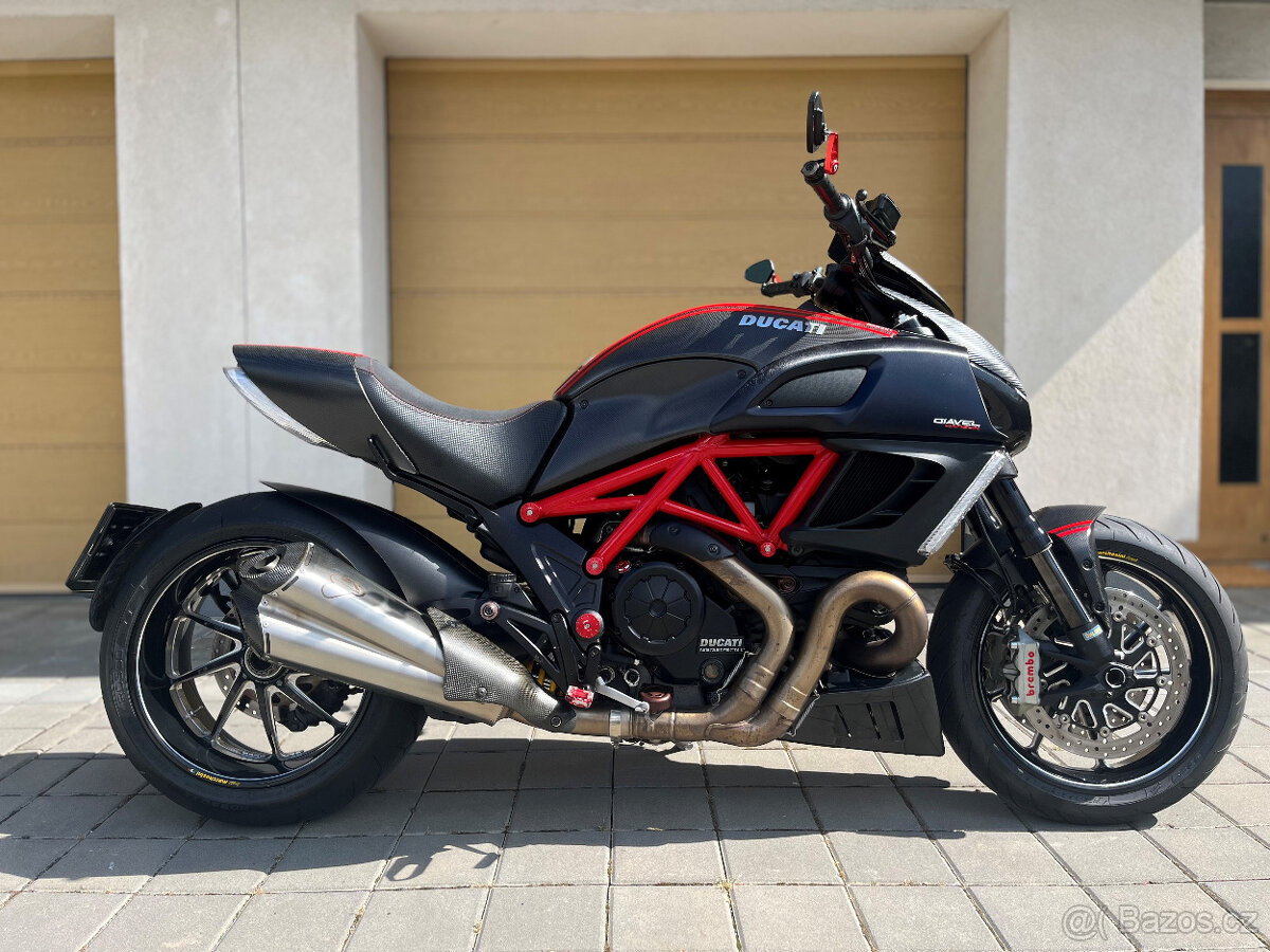Ducati Diavel Carbon Red