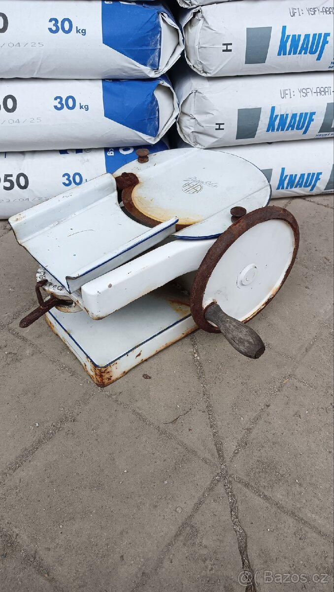 Velmi starý kráječ, nářezák