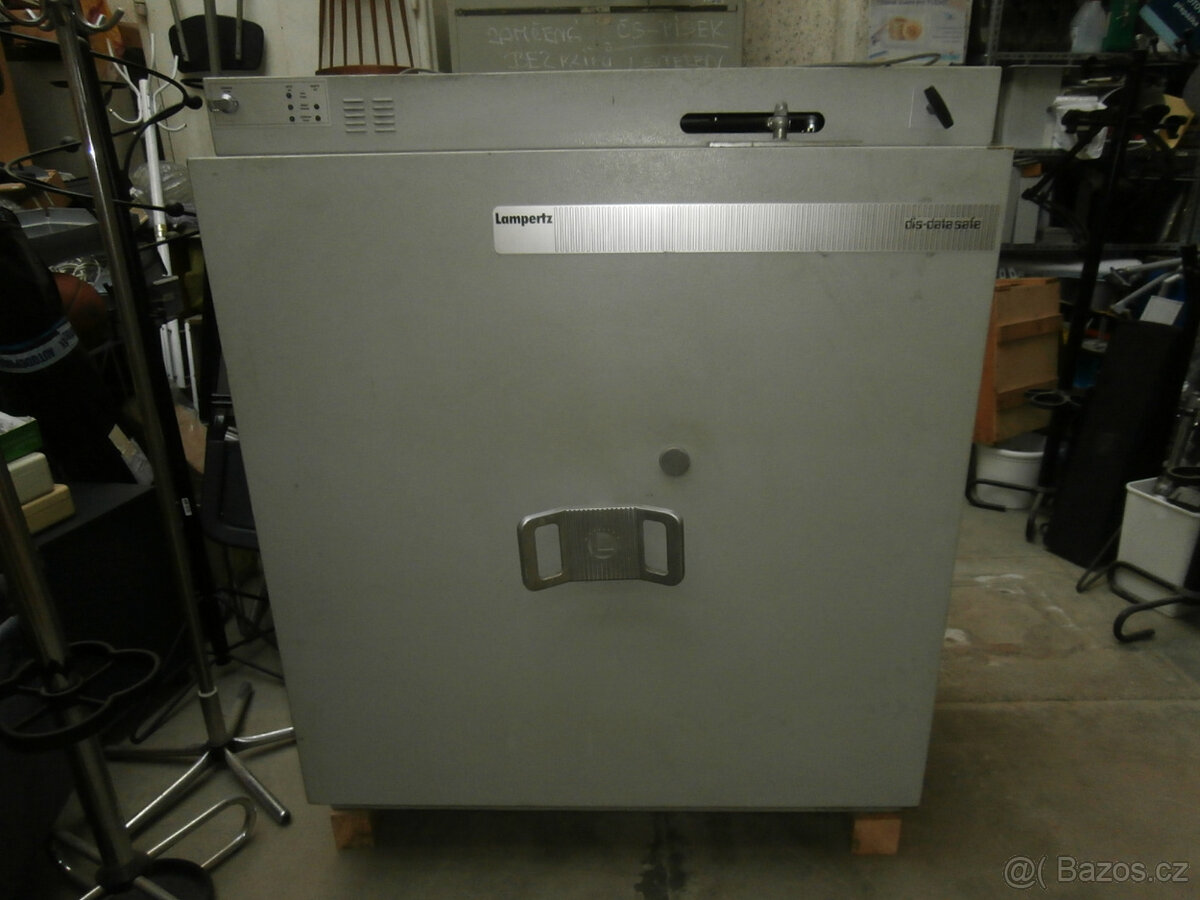 Trezor moderní bytelný bezpečný těžký za 10.000 kč