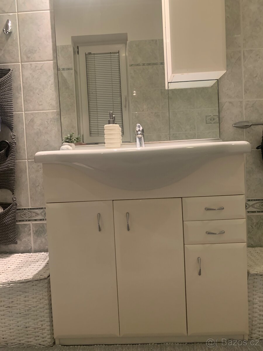 Koupelnový nábytek s umyvadlem a baterií