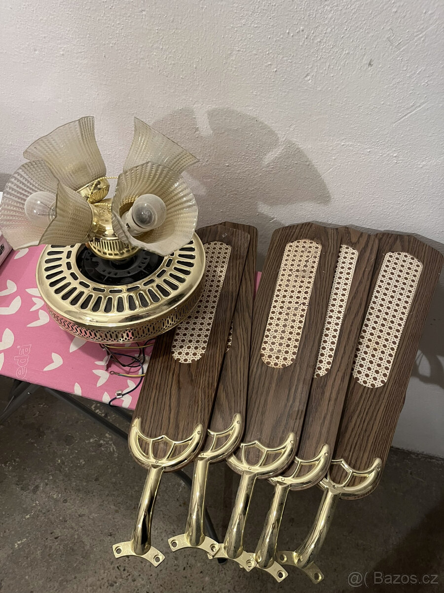 Stropní ventilátor se světlem