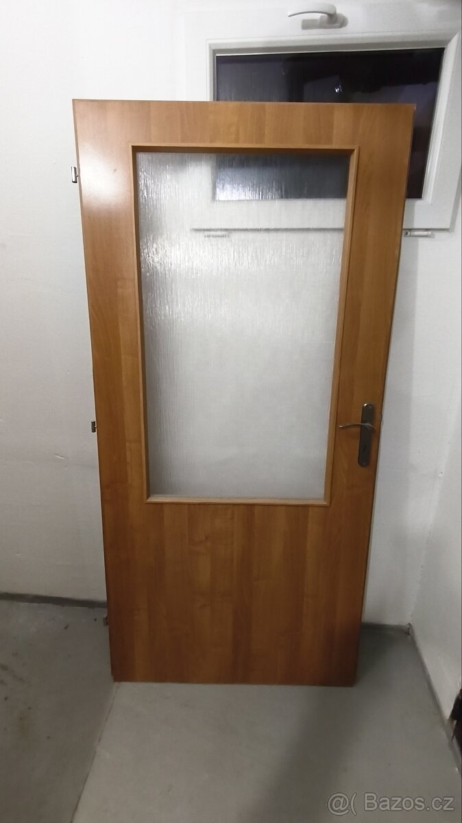 Zachovalé interierove dveře s kováním,sire 90cm