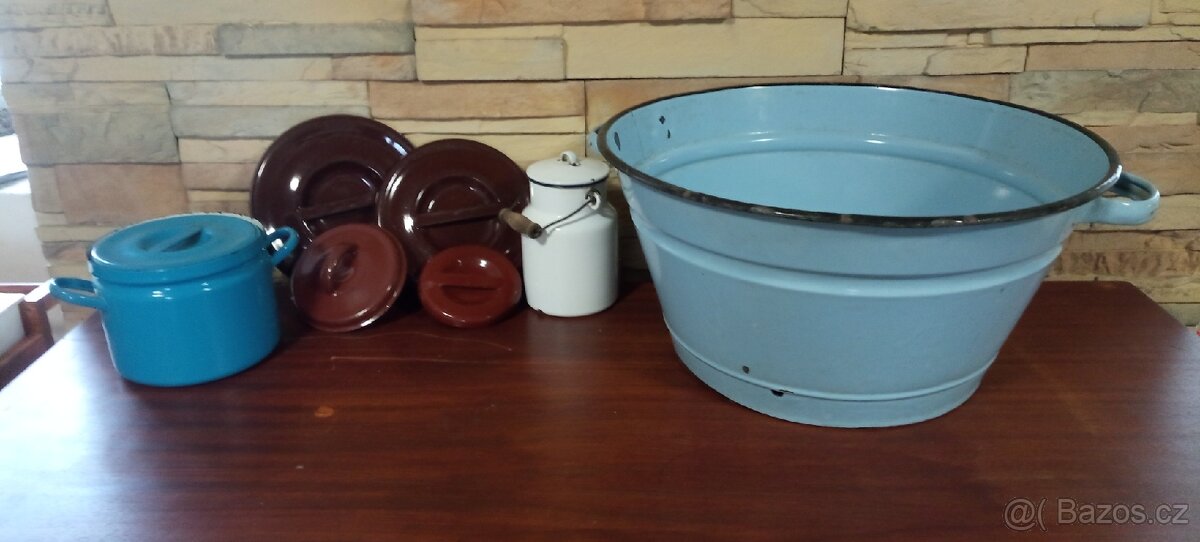 Staré smaltované nádobí