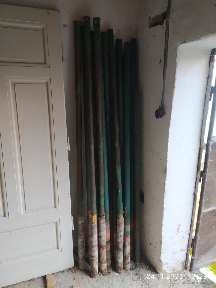 Plotové sloupky cca 14 kusů á 35 Kč