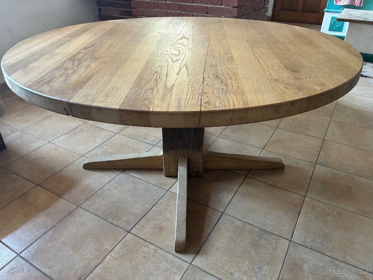 Dubový kulatý stůl