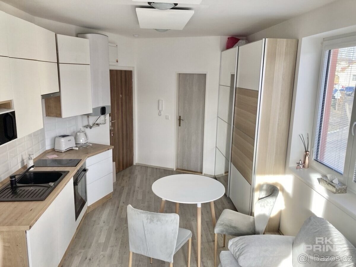 Pronájem bytu 1+kk, 22 m2, Škvorec, Praha - Východ