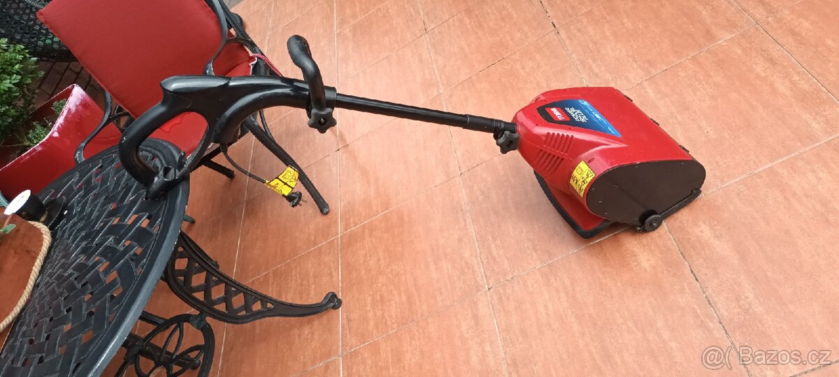 Elektrická ruční lopata na sníh.