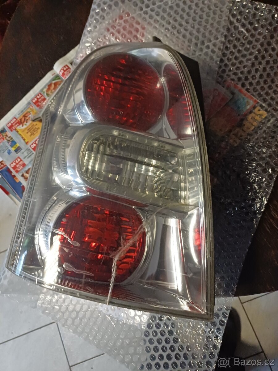corolla verso -zadní světlo