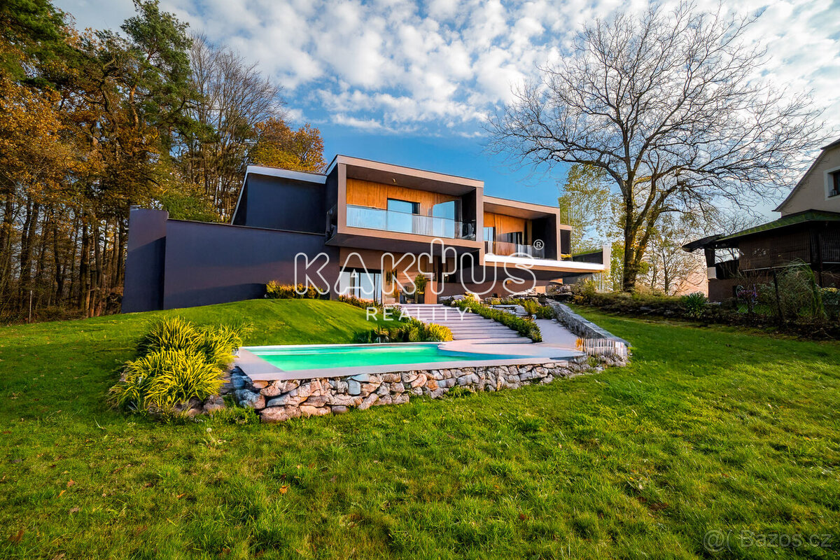 Prodej stavebního pozemku o výměře 1292 m2, ulice Osadní, Vr