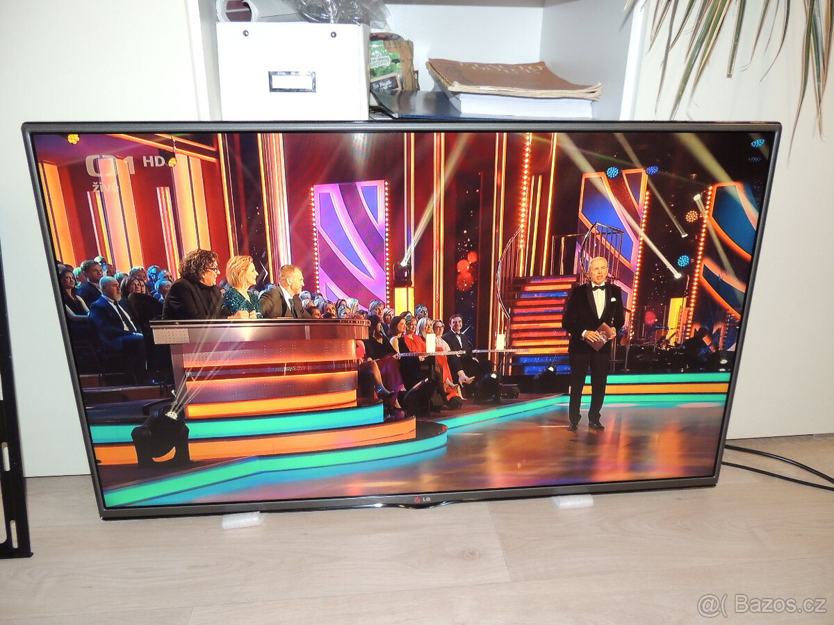 Full HD LED televize 42" LG 42LB550V-ZA, držák na zeď