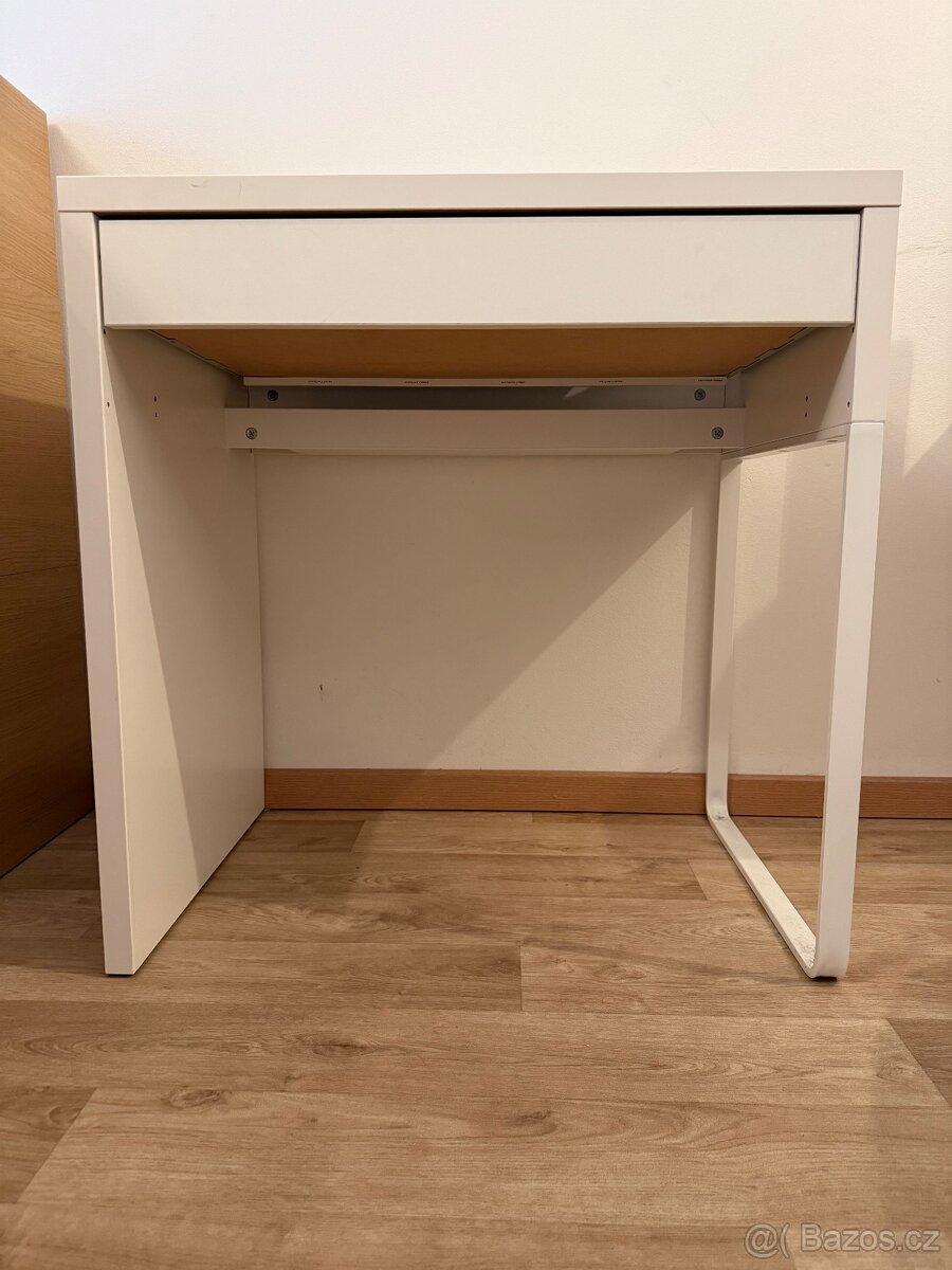 Psaci stul Micke z Ikea