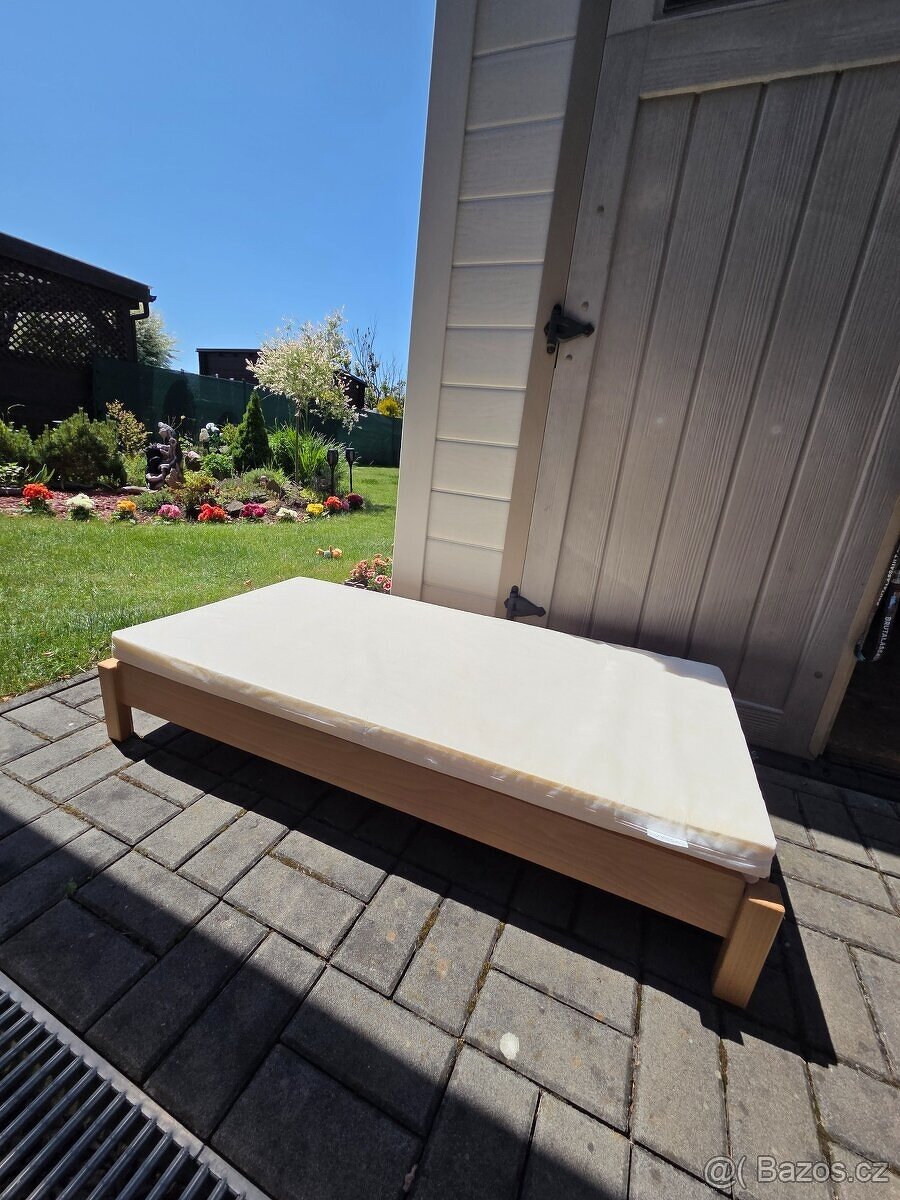 Dřevěná postýlka z Ikea + přidám 2 matrace. Odvoz z Drahelči