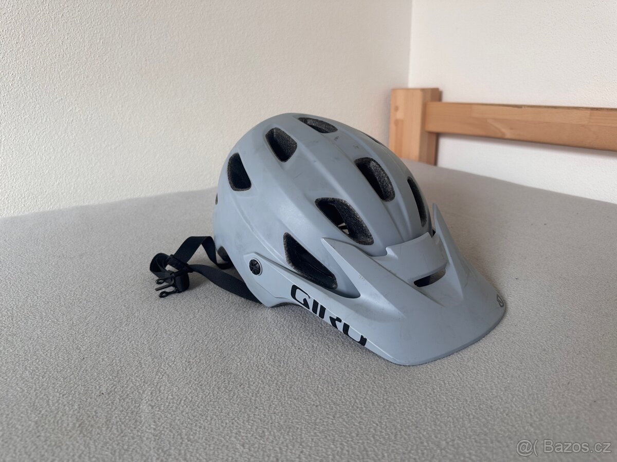 Cyklistická helma Giro