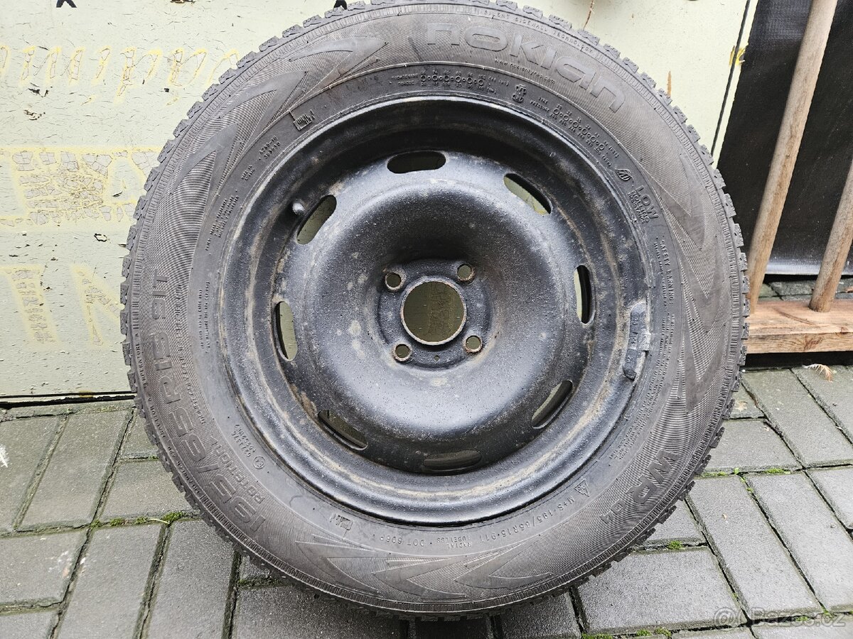 Nokian WR D4 195/65 R15 91, plechové disky