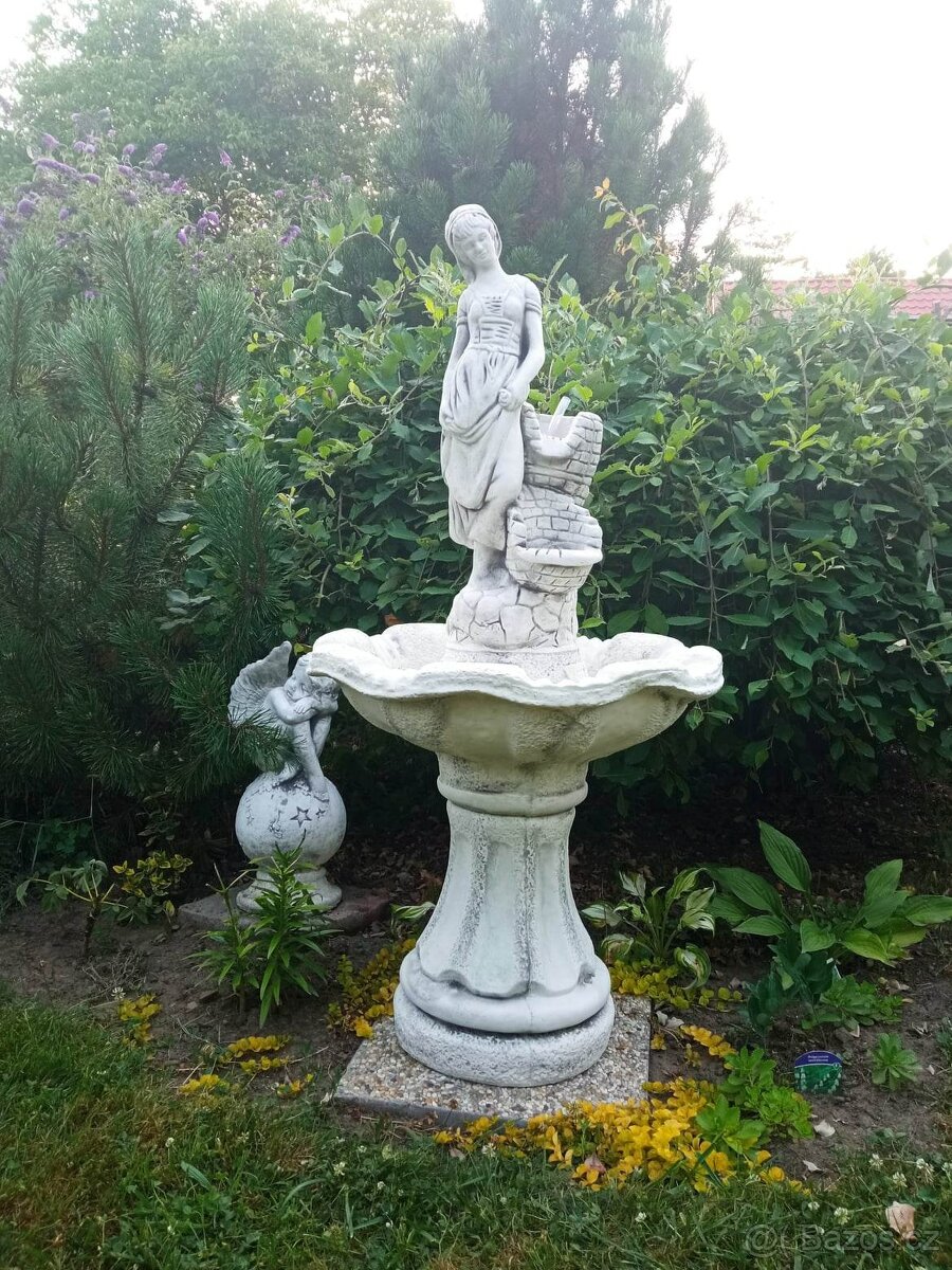 Zahradní dekorace- Fontána Dívka se džbery