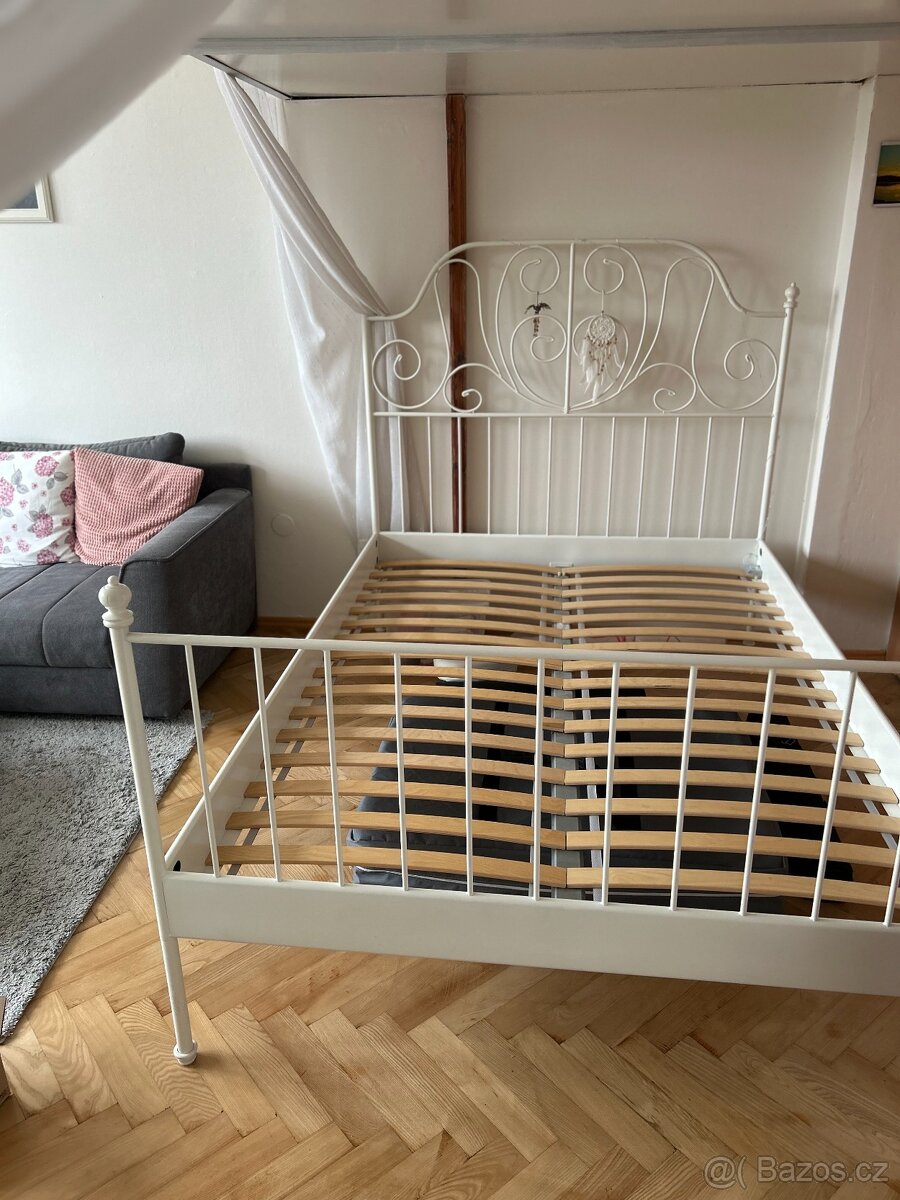 Stylová kovová postel