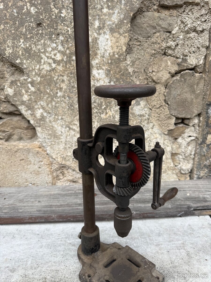 Ruční vrtačka historická