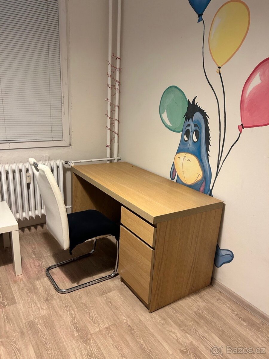 Psací stůl IKEA MALM – hnědý