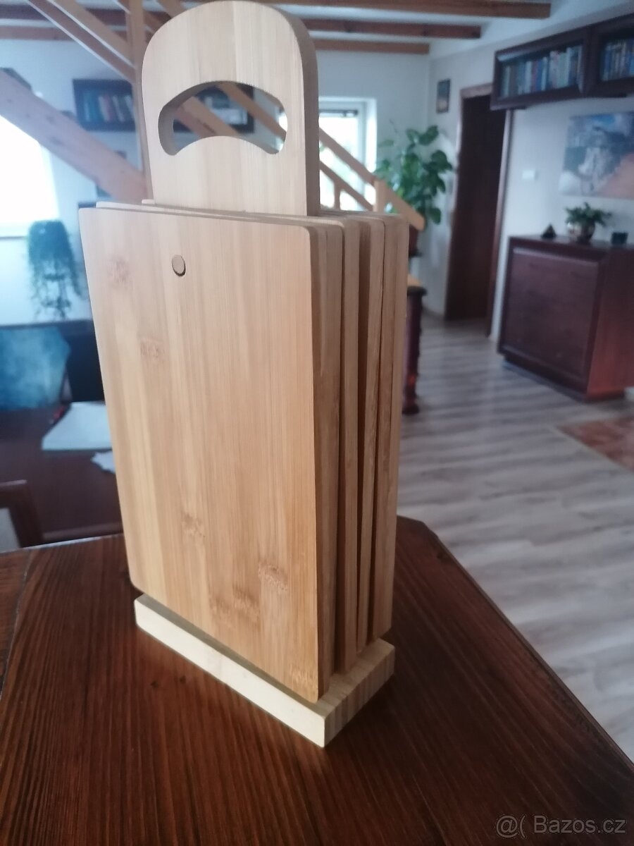Prkénka ve stojanu, nové nepoužité. Bambus