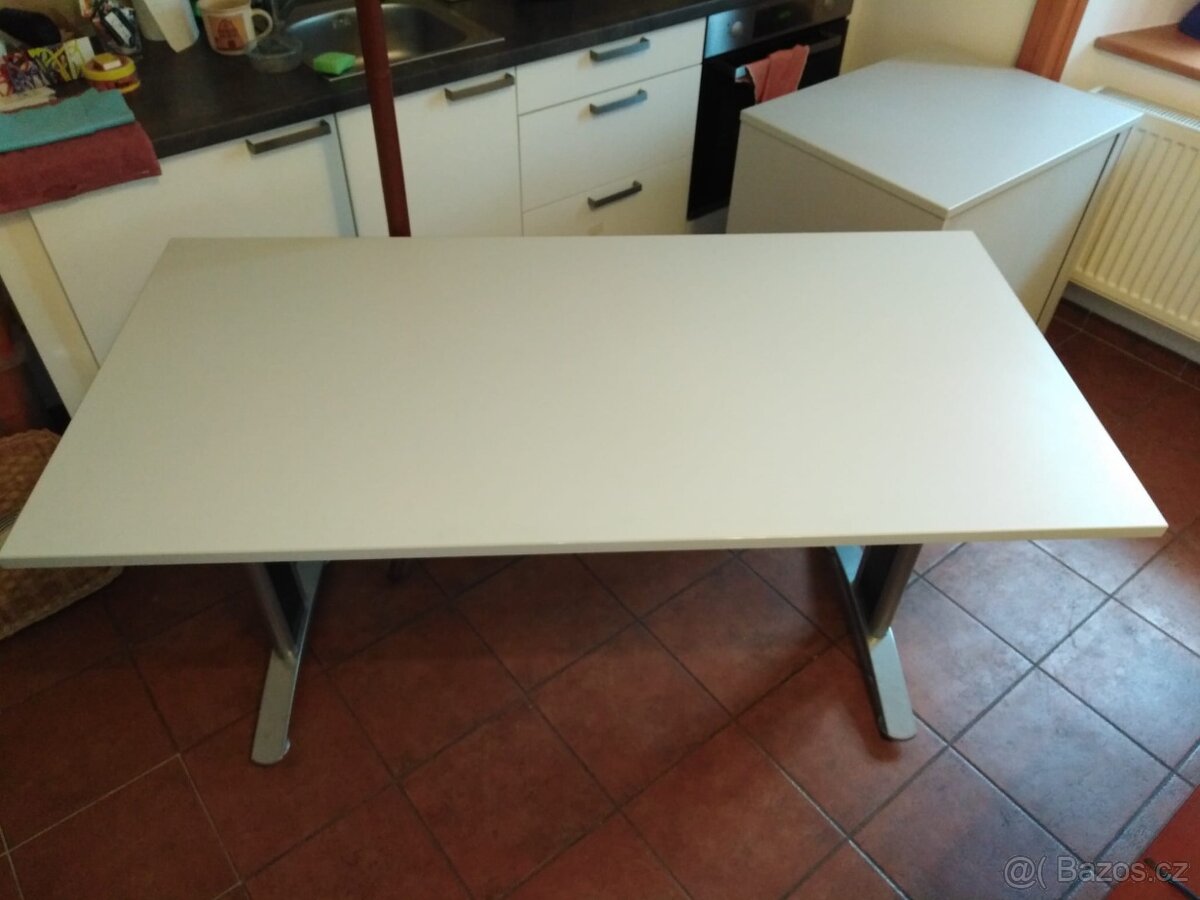 Kancelářský stůl