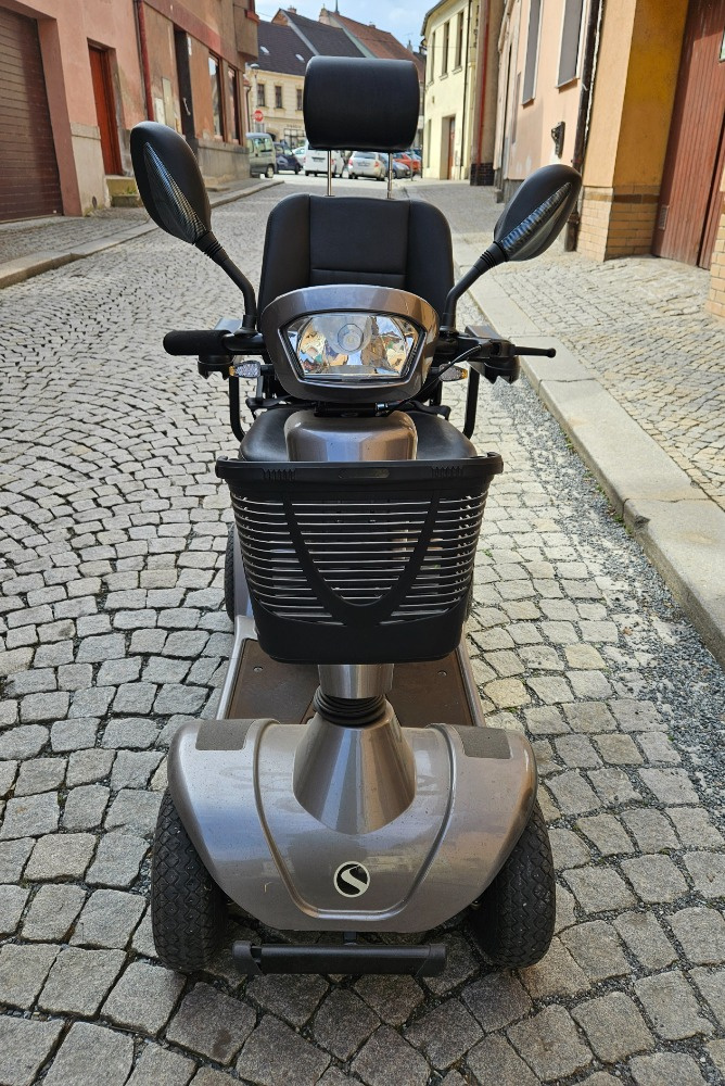 Elektrický čtyřkolový skútr
