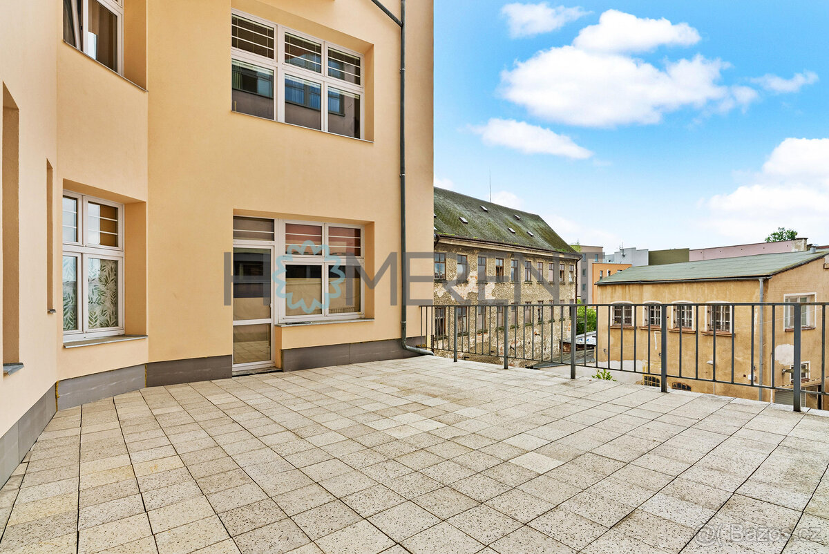 Prodej prostorného bytu 3+1 k rekonstrukci (124m2) v centru 