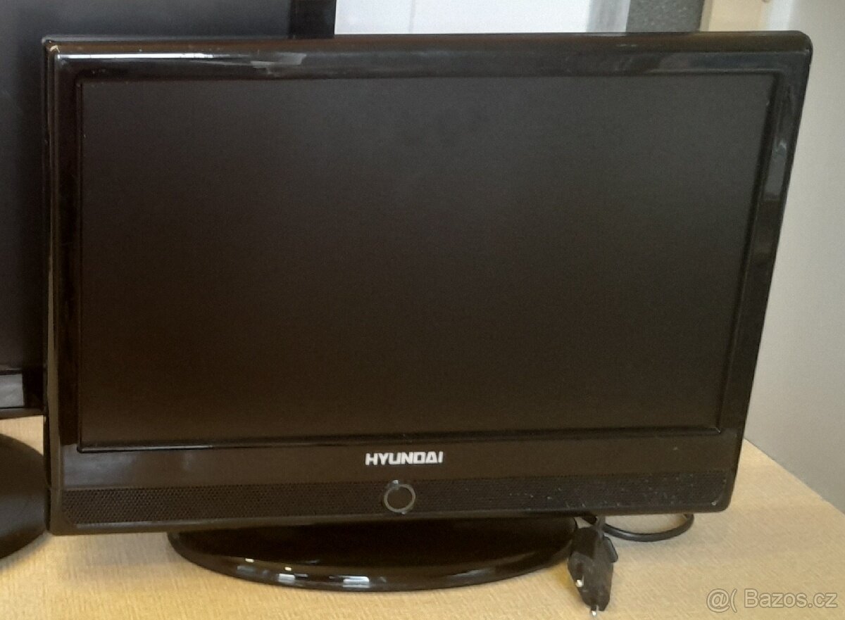 (40) TELEVIZE HYUNDAI S P0ČÍTAČOVÝM MONITOREM