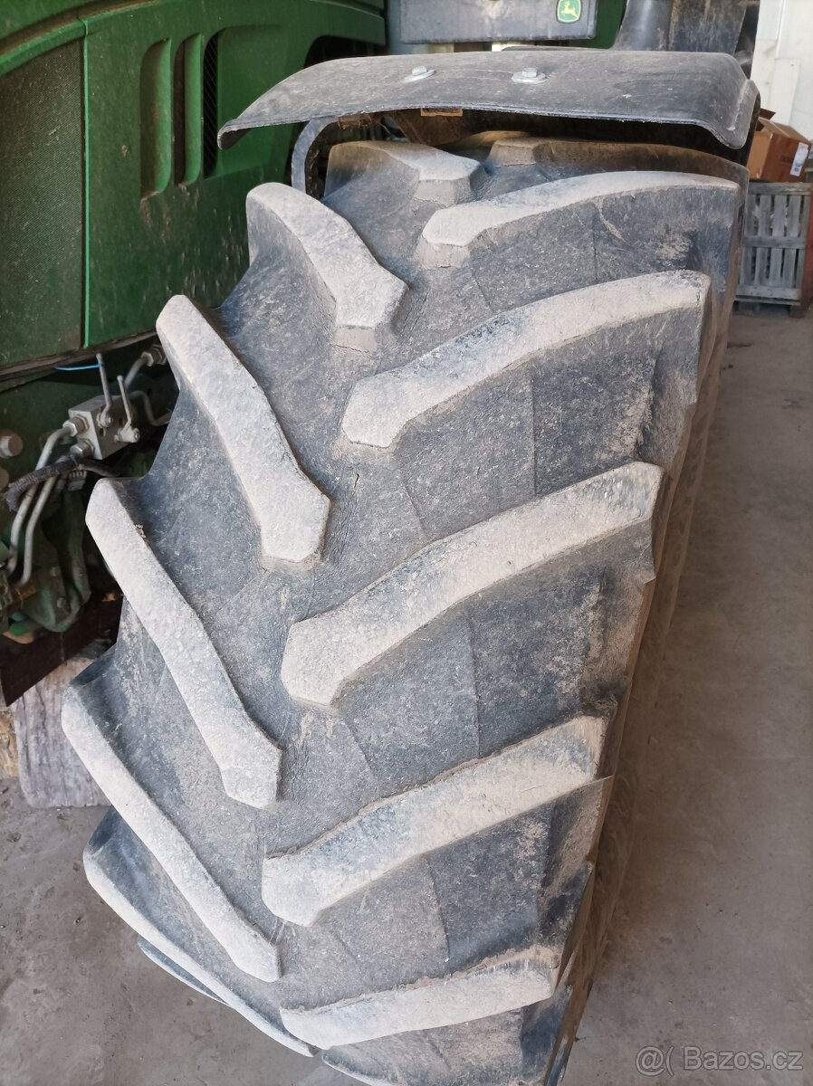 Guma pneu John Deere 6215R