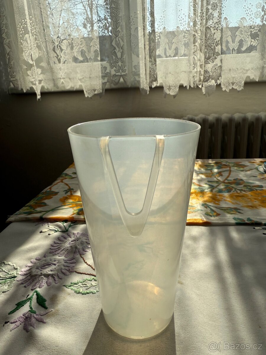 Větší kelímek plastový na pivo či limonádu