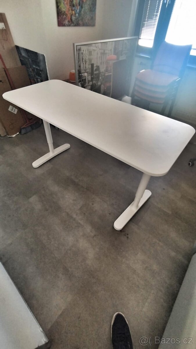 Prostorný pracovní stůl 140 × 60 cm – ve velmi dobrém stavu