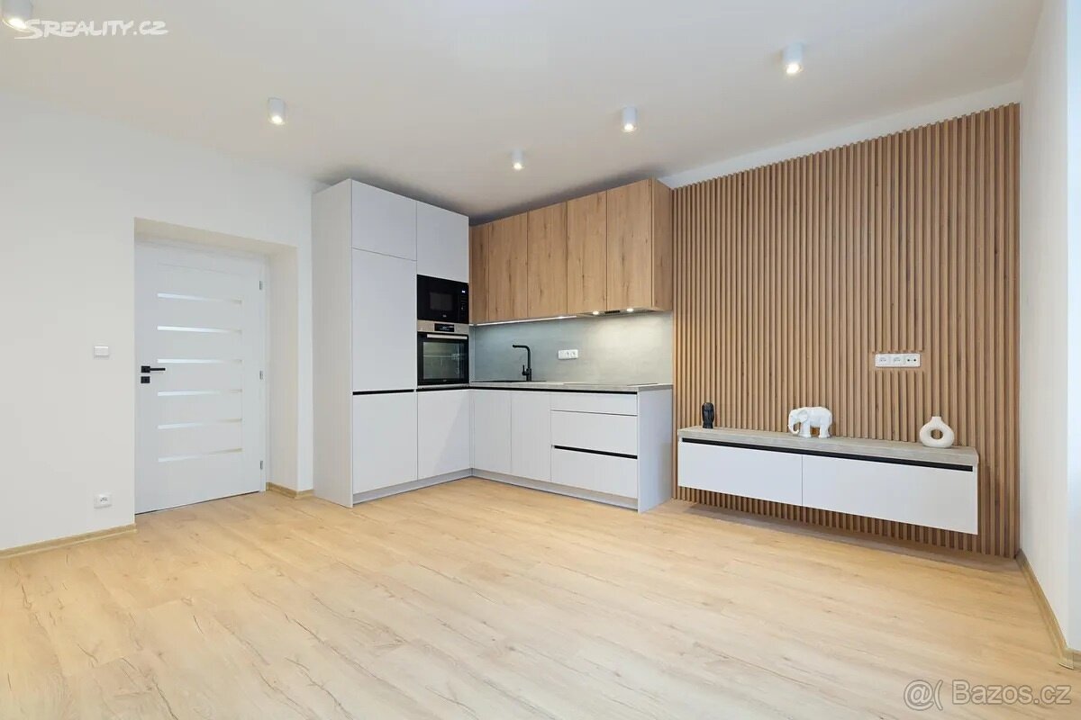 Pronájem bytu 2+kk 40 m² Korunní, Ostrava - Mariánské Hory
