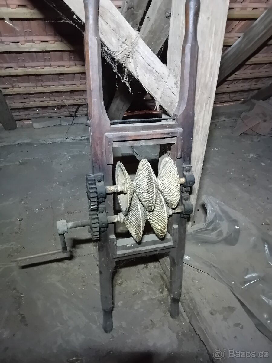 Starý lis na hrozny