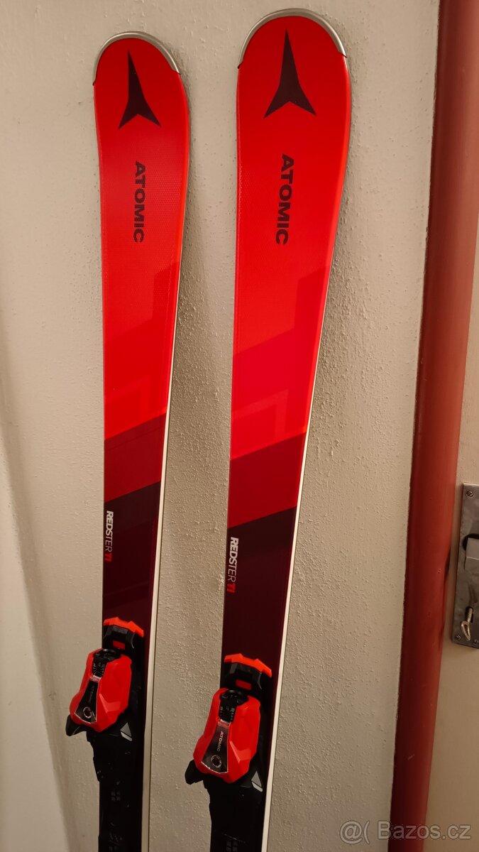 sjezdové lyže