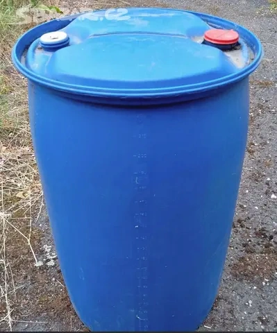 Prodám dva plastové sudy 220 litrů.