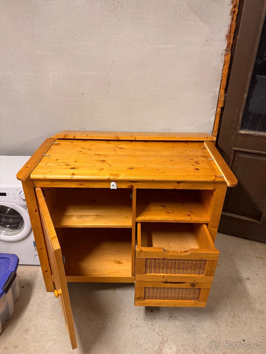 Přebalovací dřevěný pult