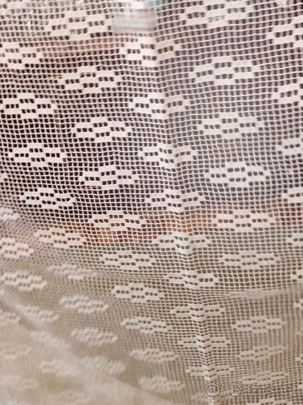 Hačkovaná záclona.