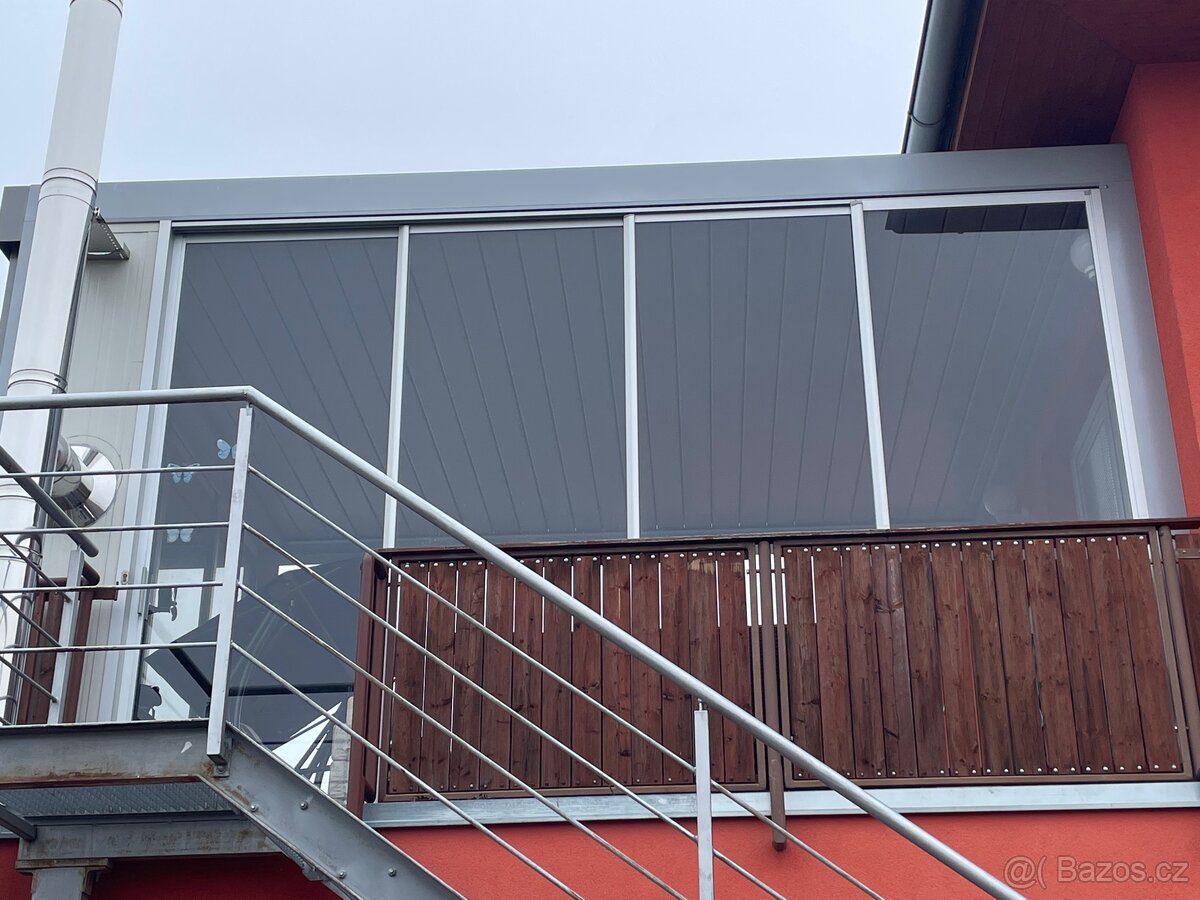 Hliníková bioklimatická zasklená pergola.