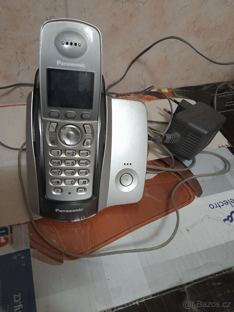 Prodám starý telefon Panasonic na pevnou linku