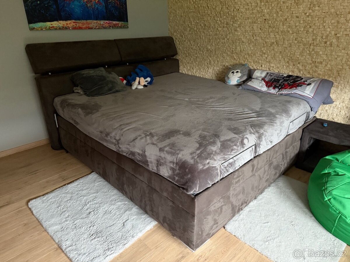 Luxusní elektrická čalouněná postel s polohováním - TOP stav
