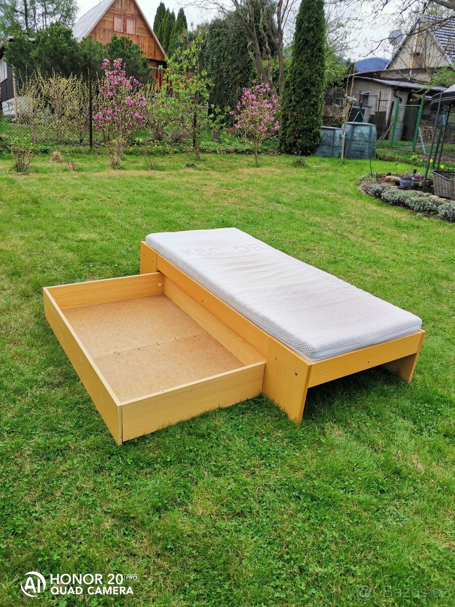Prodám postel s úložným prostorem, šuplíkem a s matrací.