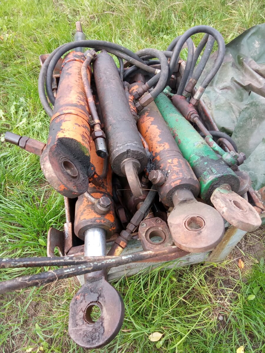 Hydraulické pístnice válce