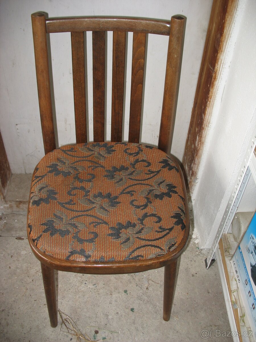 Dřevěné židle - stáří kolem 80 let.