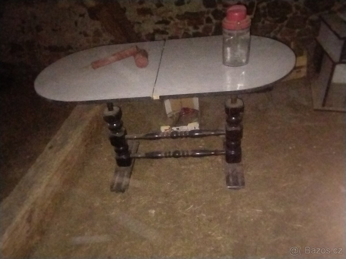 Zvedací a rozkládací stůl
